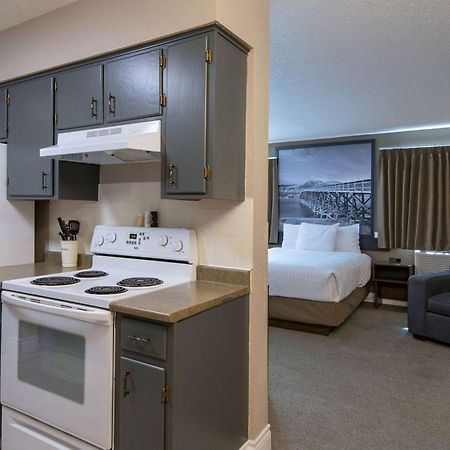Super 8 By Wyndham Kamloops On The Hill Hotel Bagian luar foto