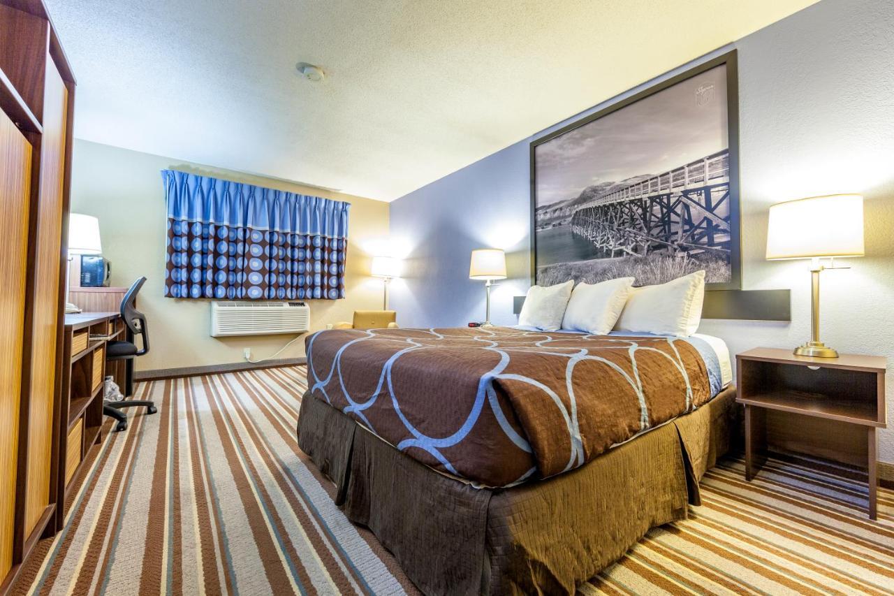 Super 8 By Wyndham Kamloops On The Hill Hotel Bagian luar foto