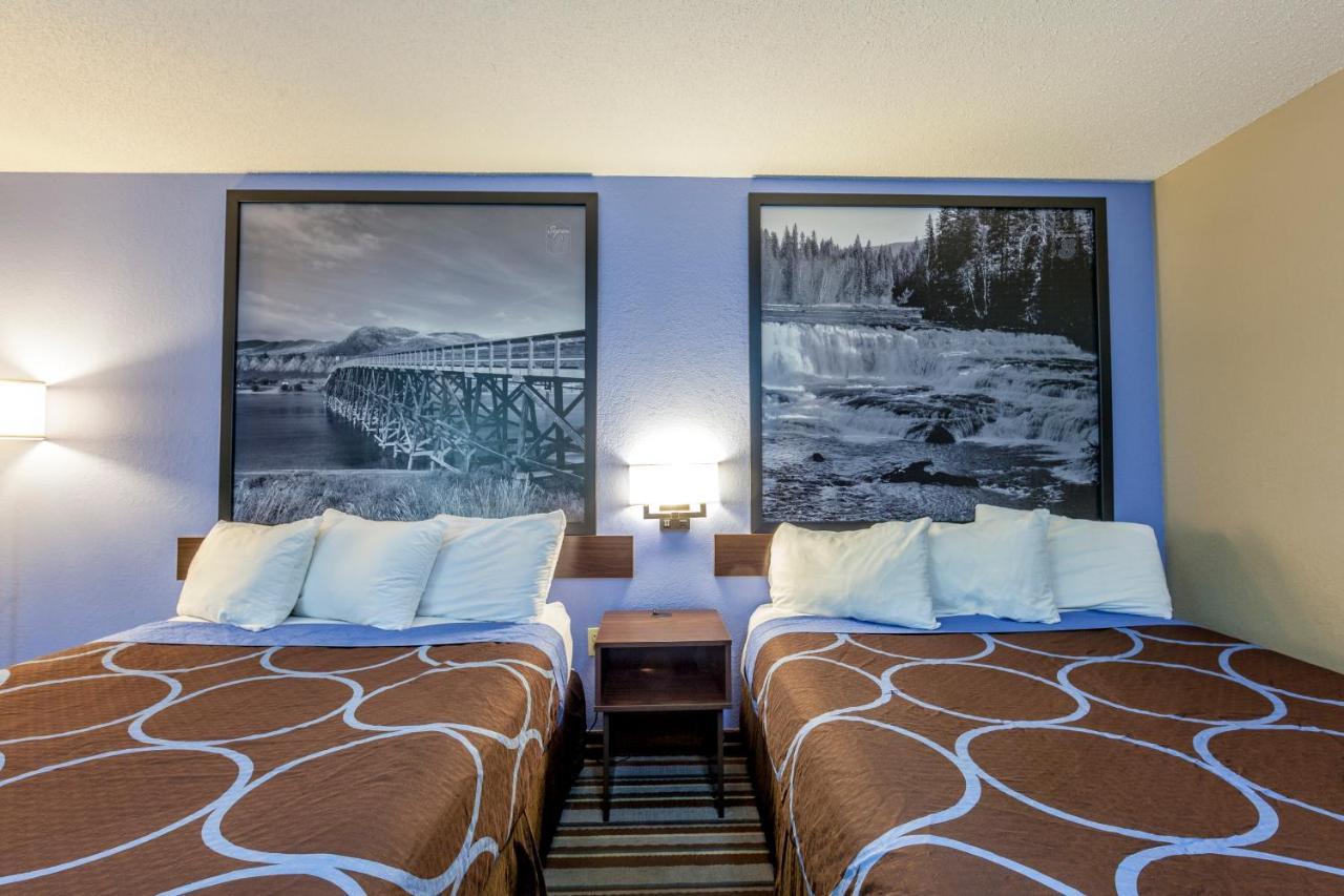 Super 8 By Wyndham Kamloops On The Hill Hotel Bagian luar foto