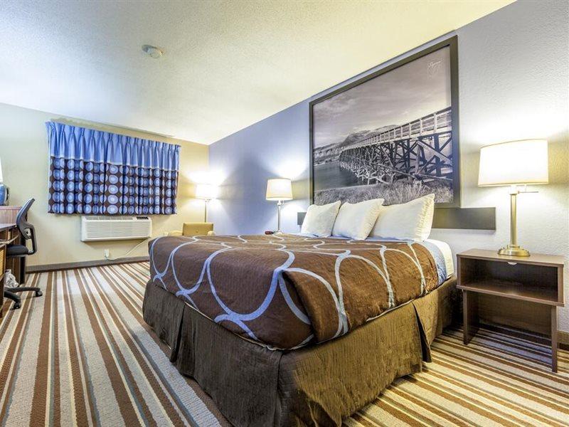 Super 8 By Wyndham Kamloops On The Hill Hotel Bagian luar foto