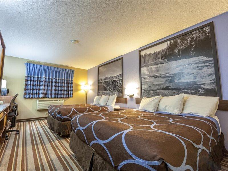 Super 8 By Wyndham Kamloops On The Hill Hotel Bagian luar foto