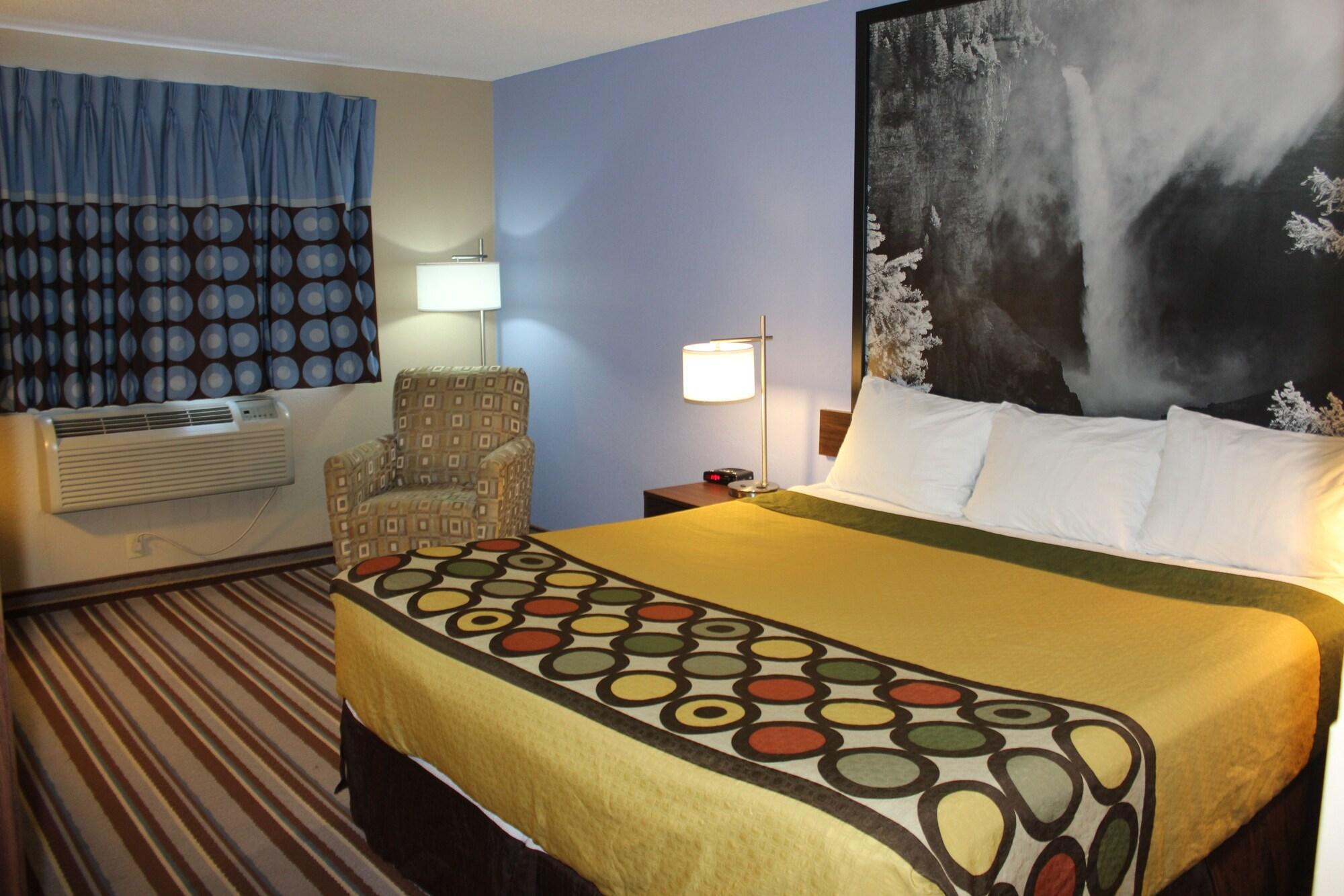 Super 8 By Wyndham Kamloops On The Hill Hotel Bagian luar foto
