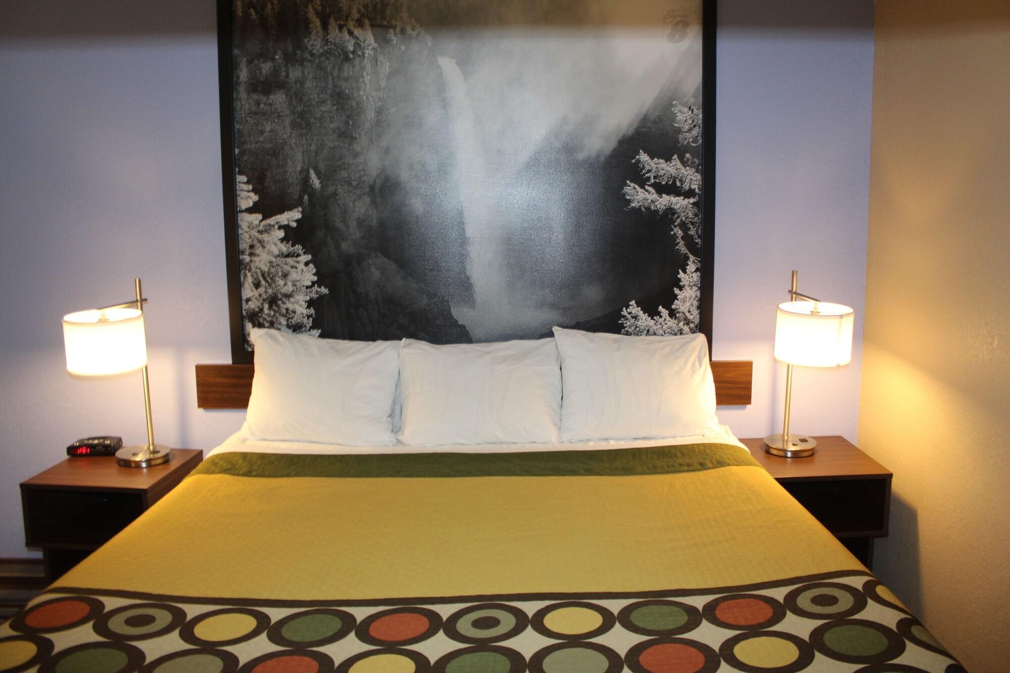 Super 8 By Wyndham Kamloops On The Hill Hotel Bagian luar foto