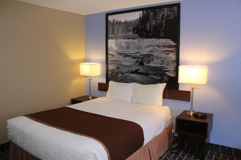 Super 8 By Wyndham Kamloops On The Hill Hotel Bagian luar foto
