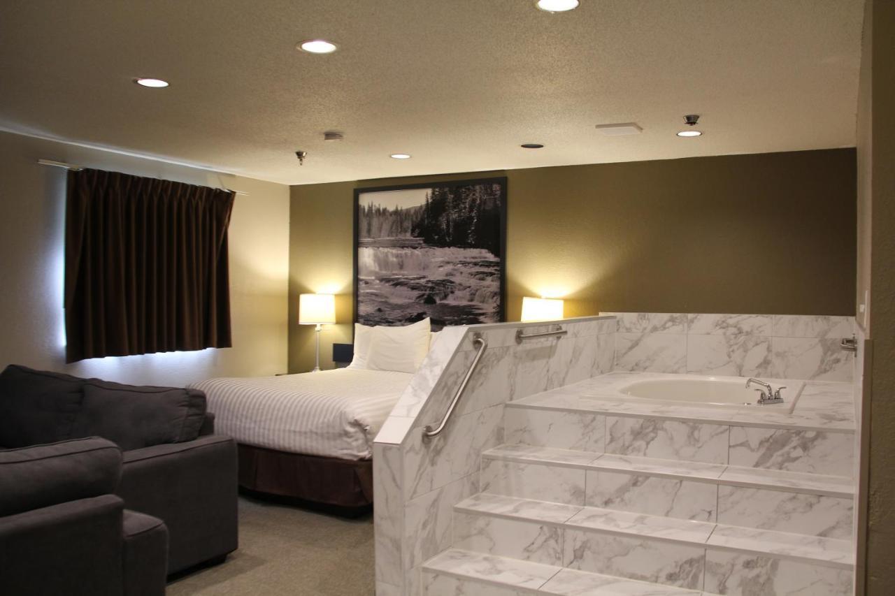 Super 8 By Wyndham Kamloops On The Hill Hotel Bagian luar foto