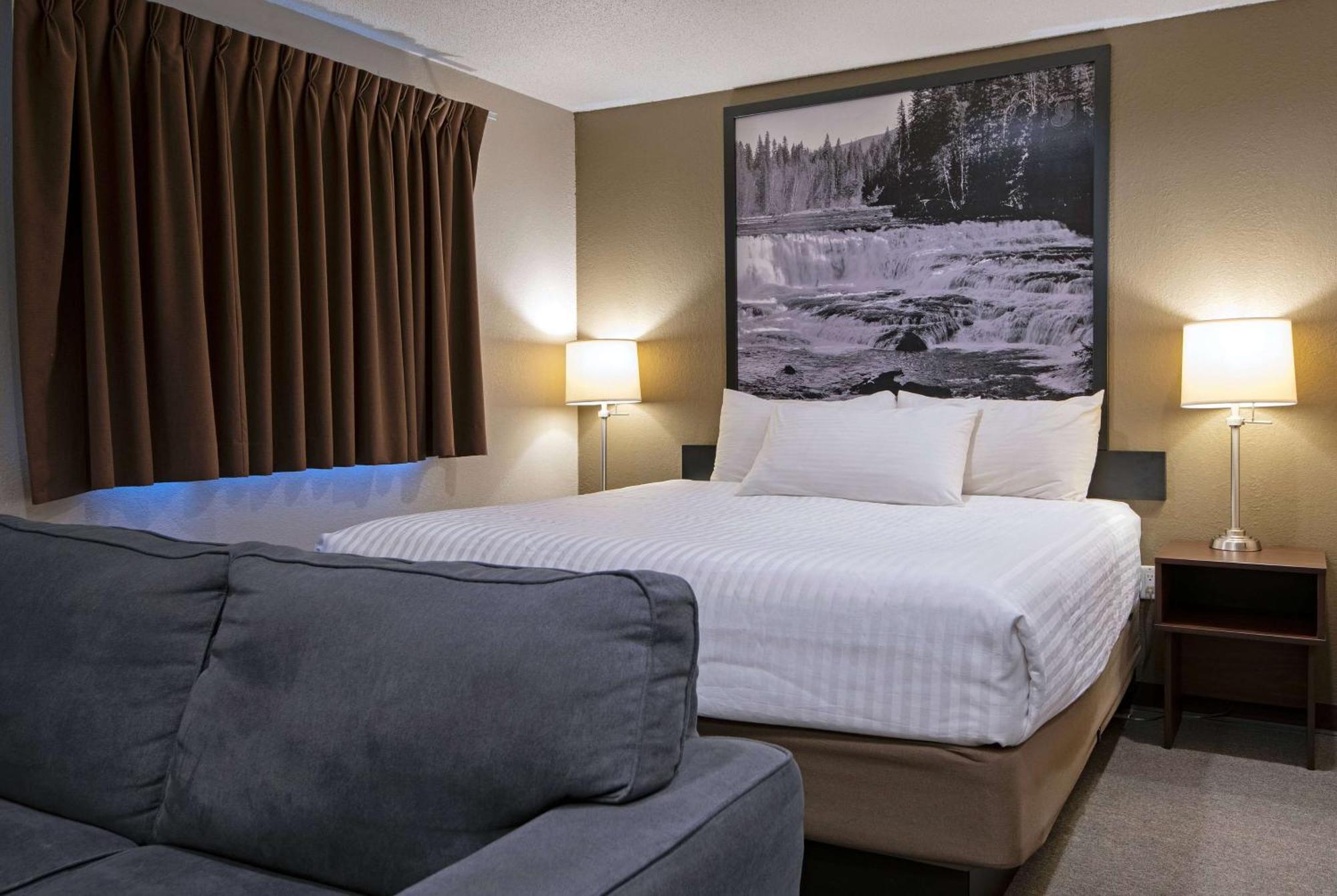 Super 8 By Wyndham Kamloops On The Hill Hotel Bagian luar foto