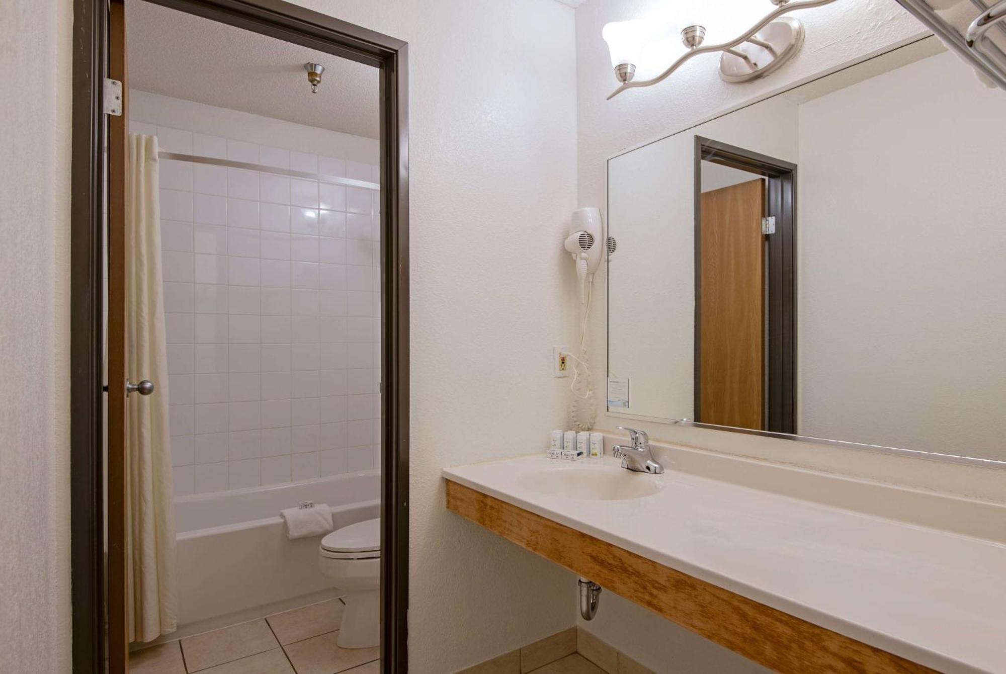 Super 8 By Wyndham Kamloops On The Hill Hotel Bagian luar foto