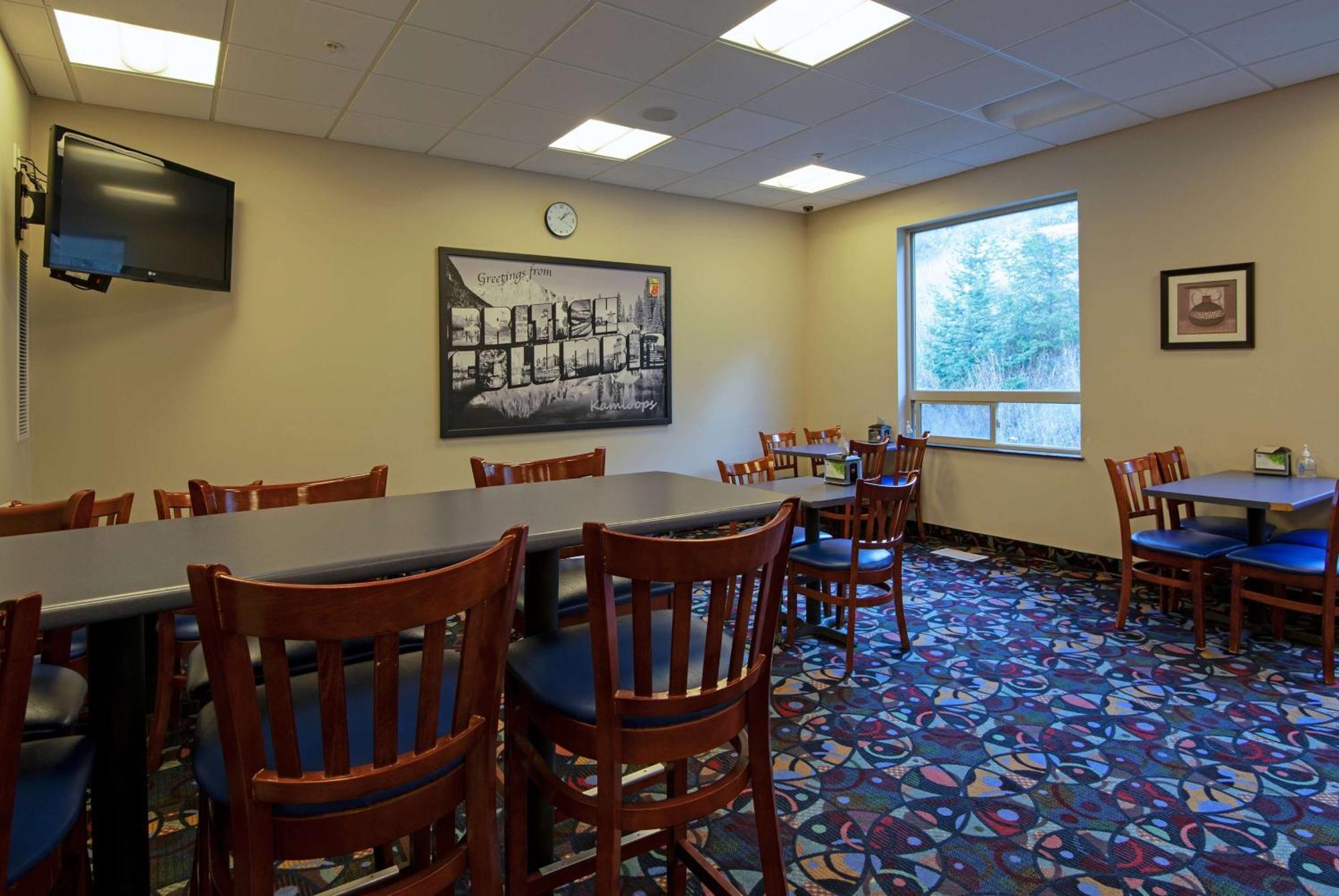 Super 8 By Wyndham Kamloops On The Hill Hotel Bagian luar foto