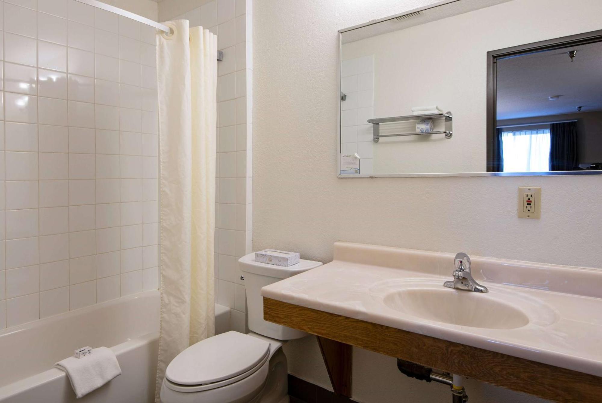 Super 8 By Wyndham Kamloops On The Hill Hotel Bagian luar foto