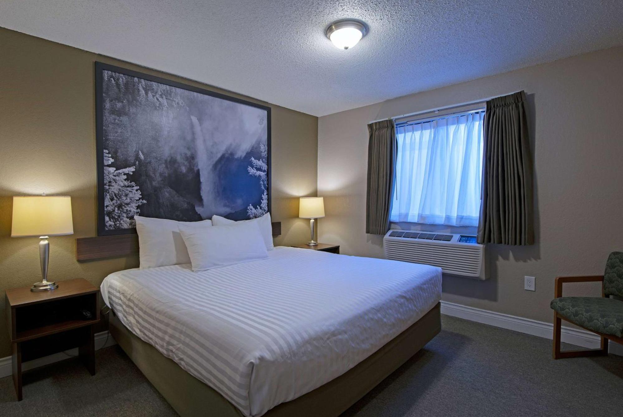 Super 8 By Wyndham Kamloops On The Hill Hotel Bagian luar foto