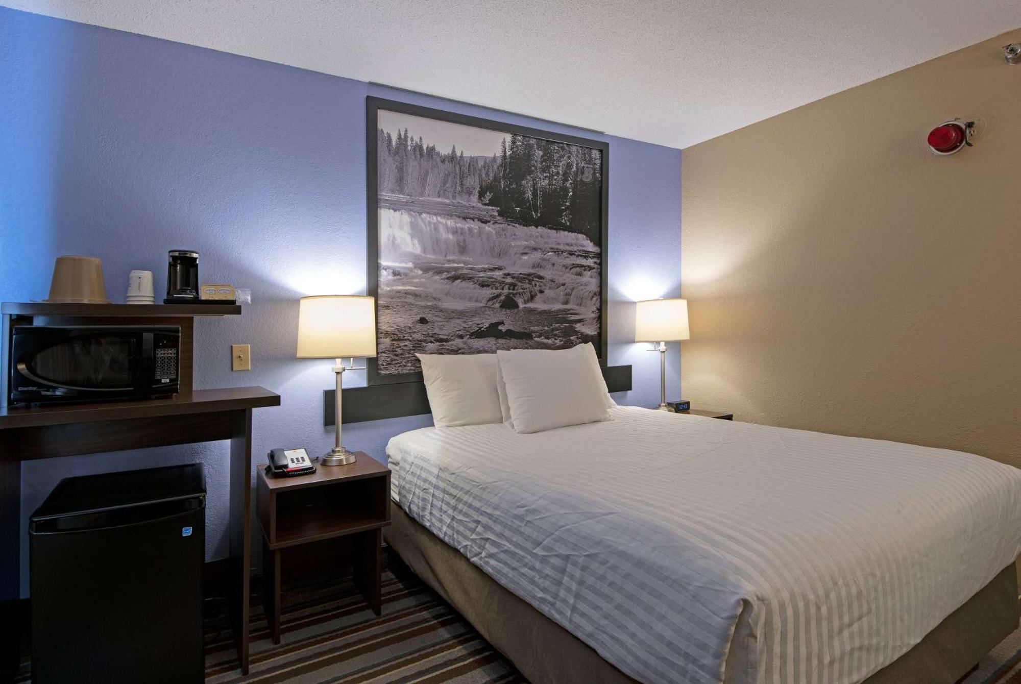 Super 8 By Wyndham Kamloops On The Hill Hotel Bagian luar foto