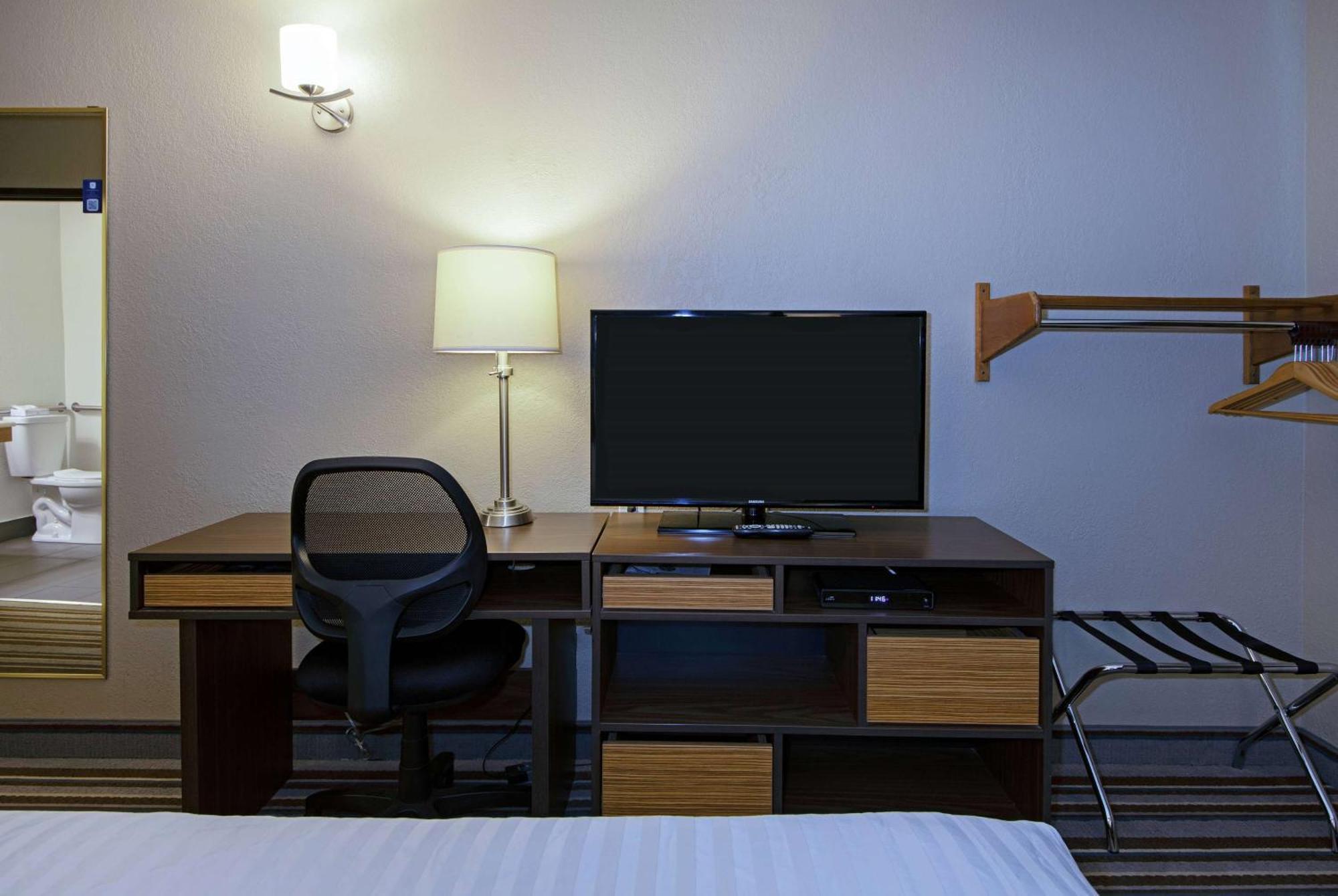Super 8 By Wyndham Kamloops On The Hill Hotel Bagian luar foto