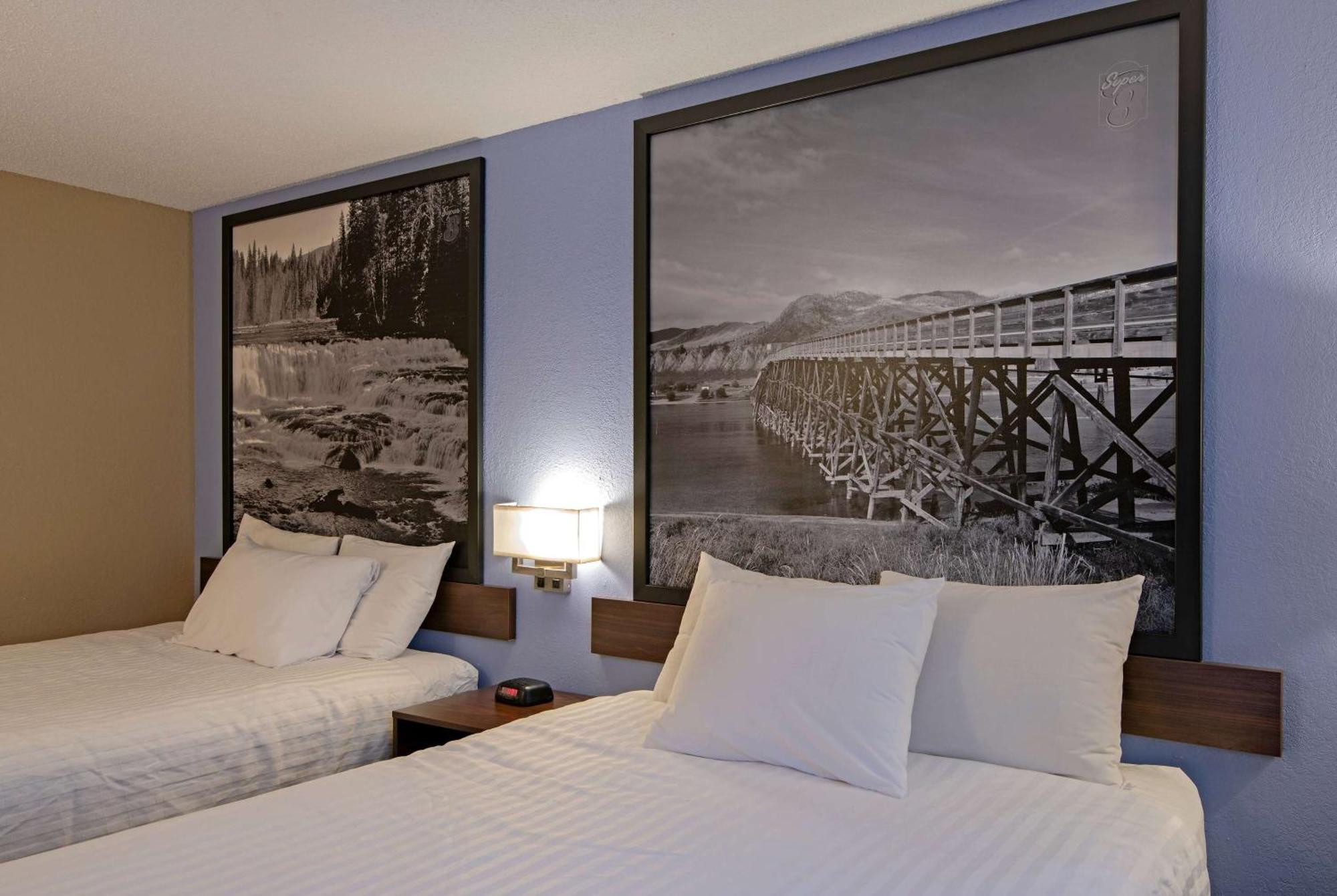 Super 8 By Wyndham Kamloops On The Hill Hotel Bagian luar foto