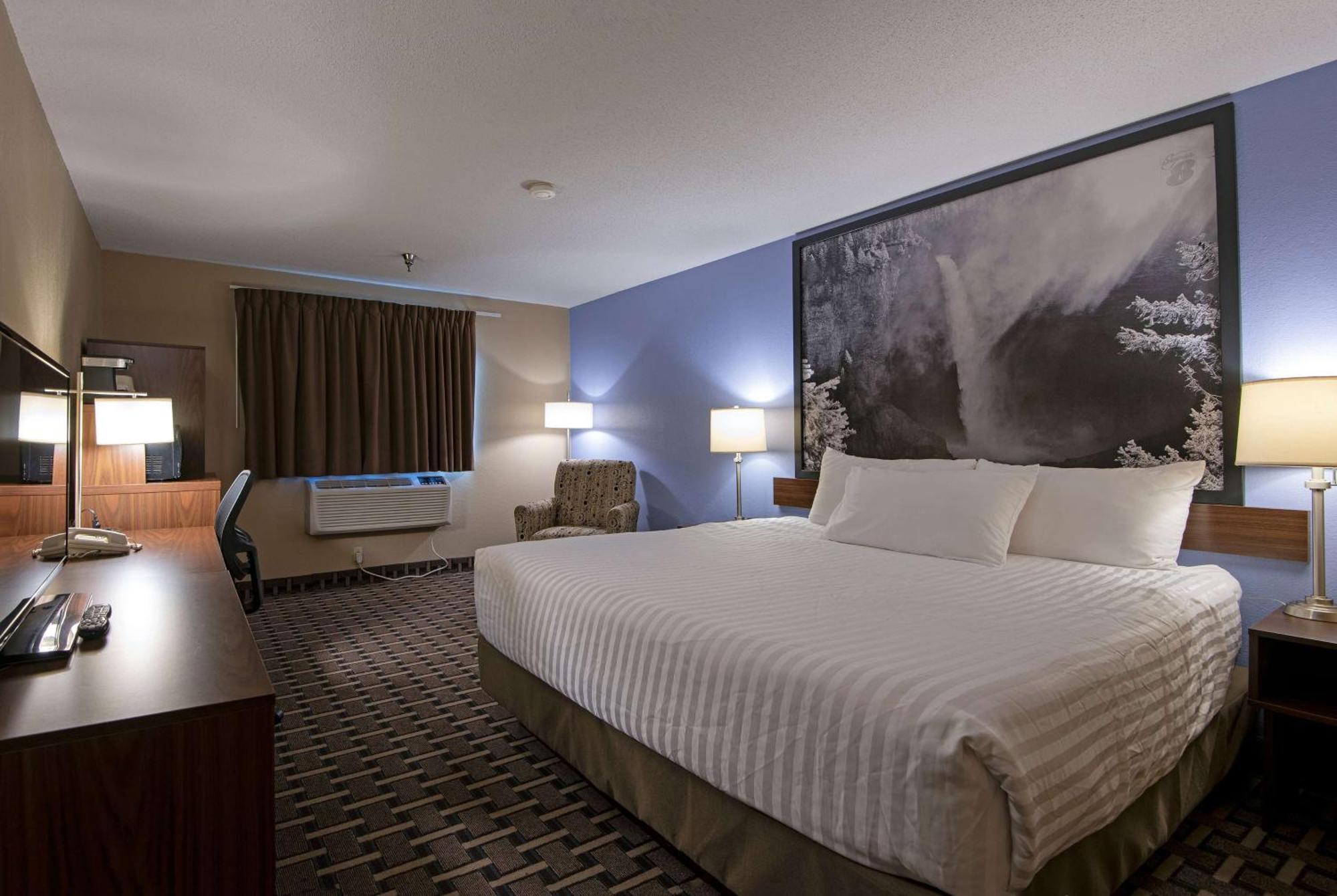 Super 8 By Wyndham Kamloops On The Hill Hotel Bagian luar foto