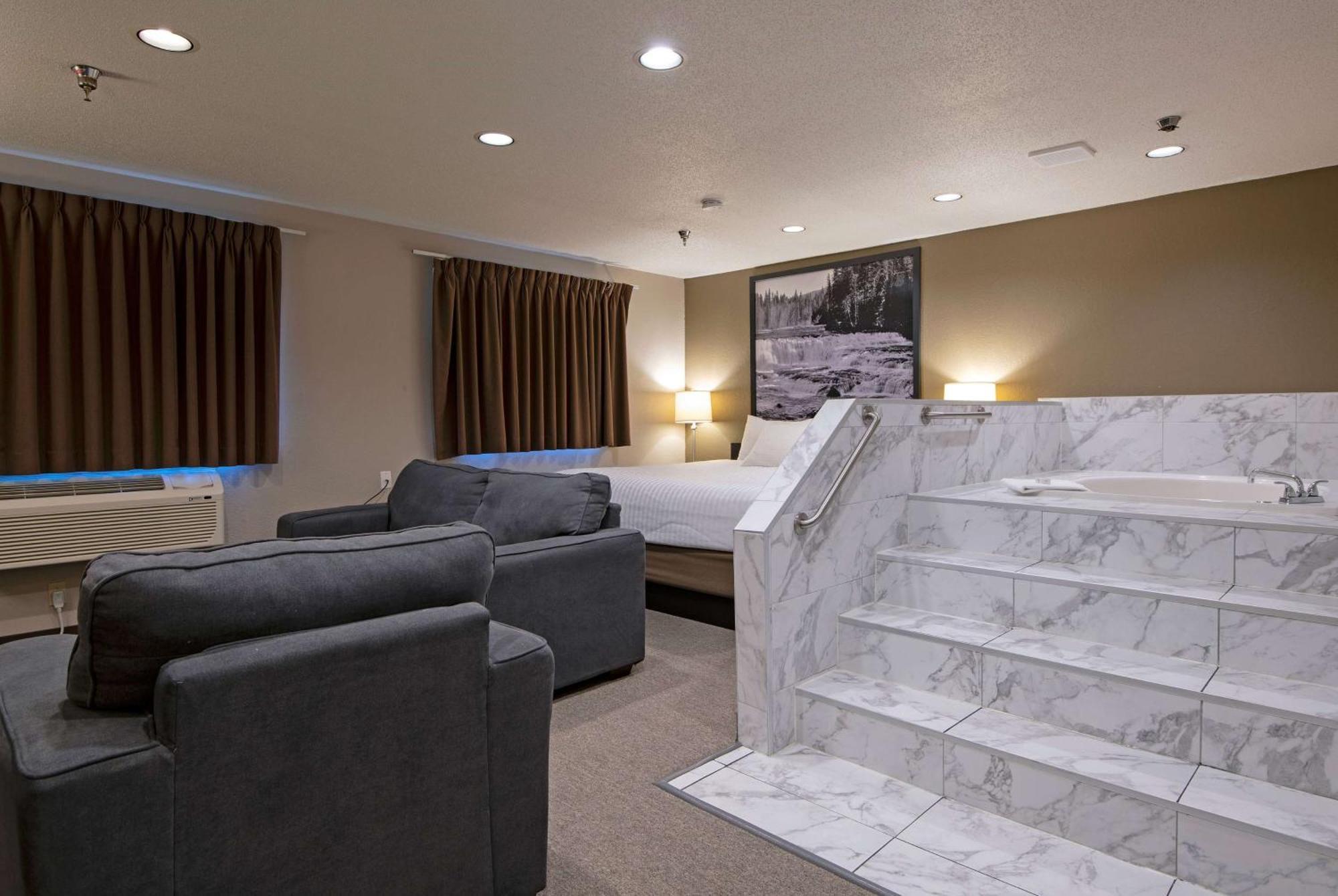 Super 8 By Wyndham Kamloops On The Hill Hotel Bagian luar foto