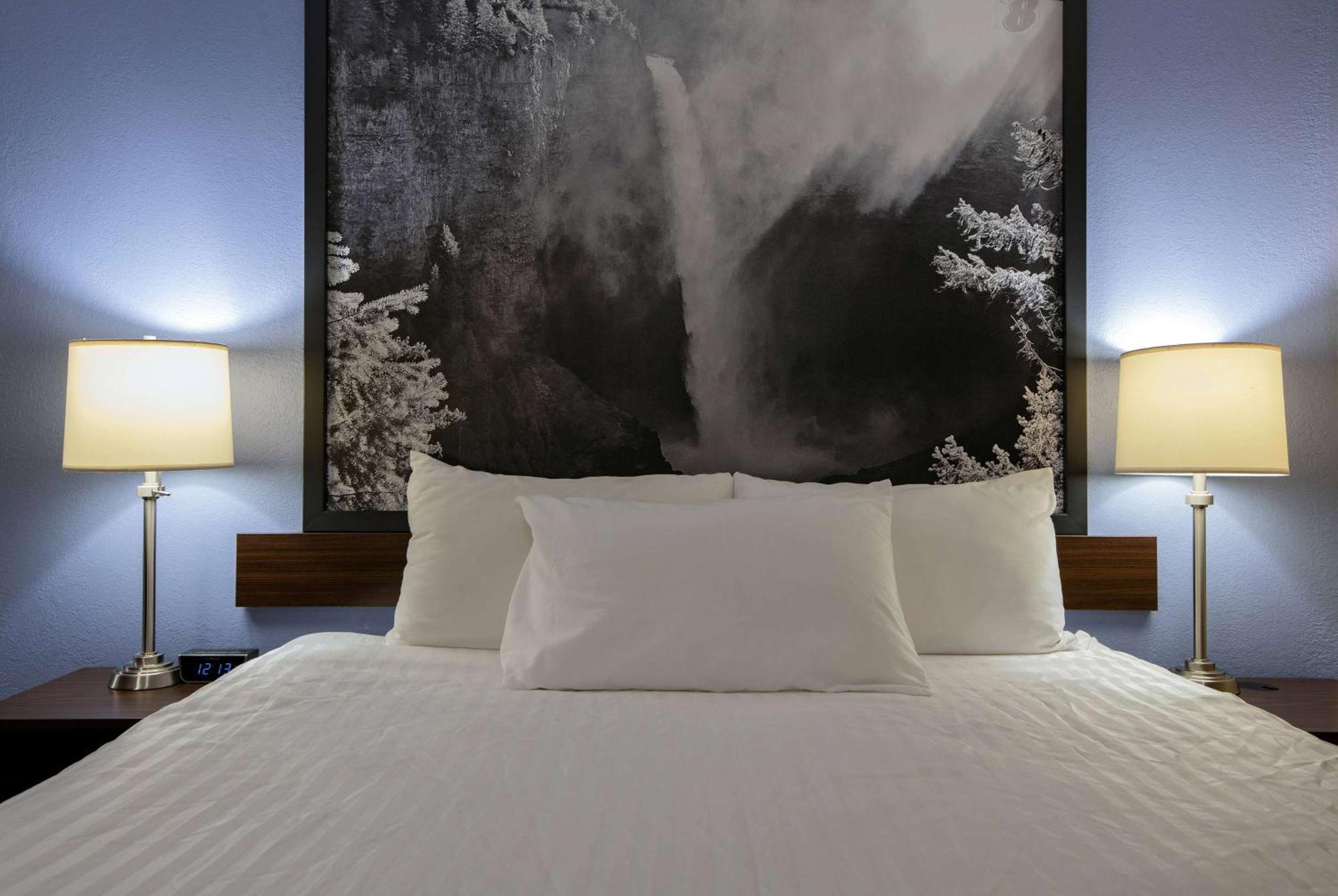 Super 8 By Wyndham Kamloops On The Hill Hotel Bagian luar foto