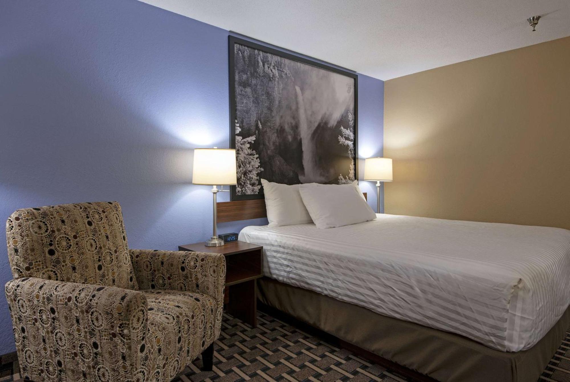 Super 8 By Wyndham Kamloops On The Hill Hotel Bagian luar foto