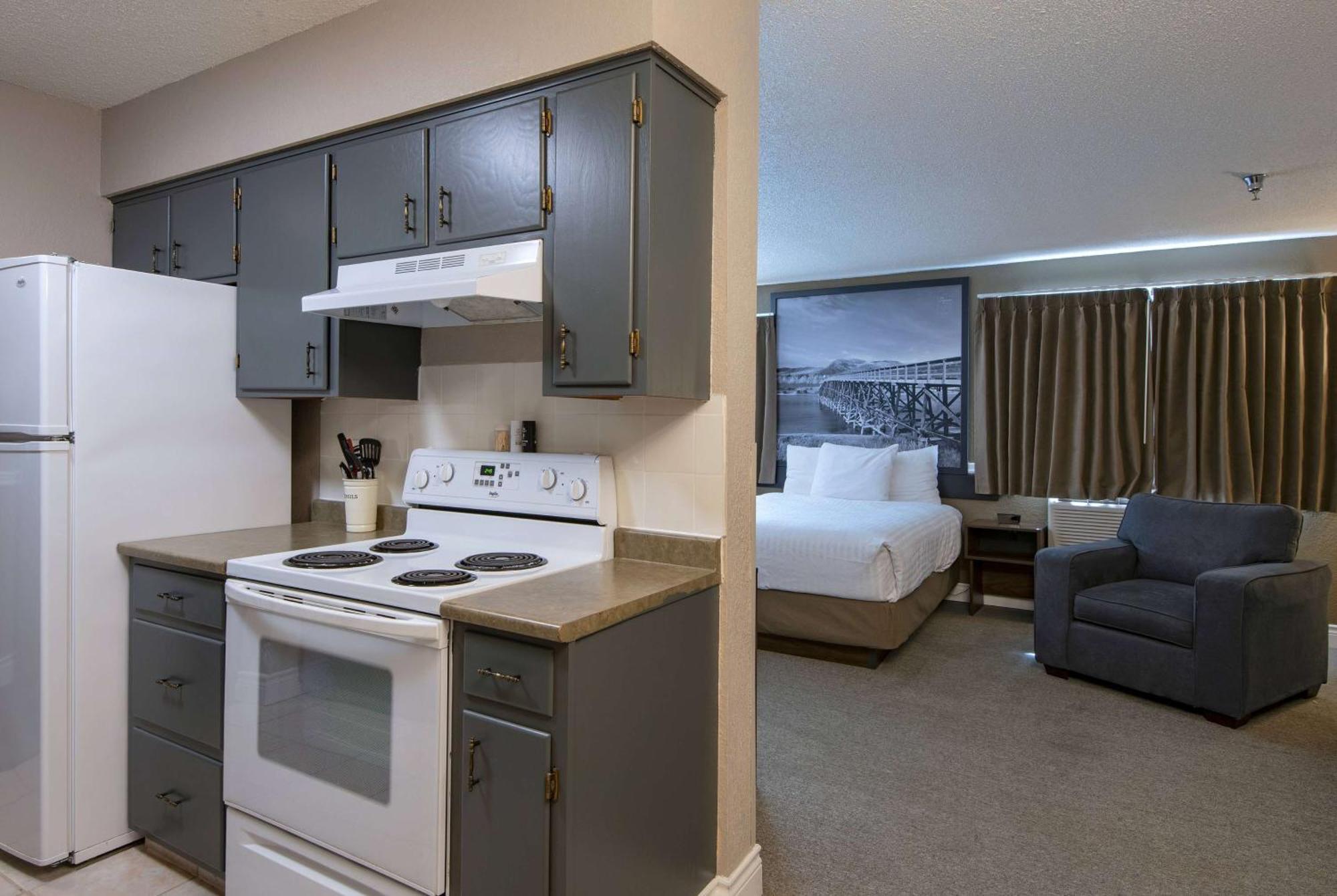 Super 8 By Wyndham Kamloops On The Hill Hotel Bagian luar foto
