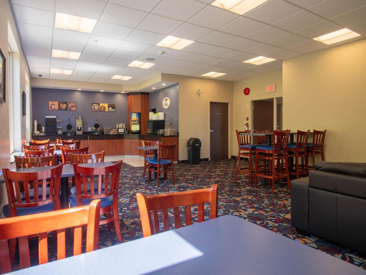 Super 8 By Wyndham Kamloops On The Hill Hotel Bagian luar foto
