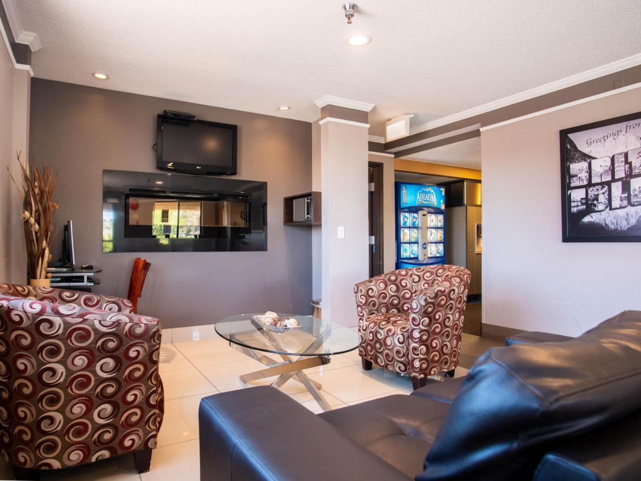 Super 8 By Wyndham Kamloops On The Hill Hotel Bagian luar foto